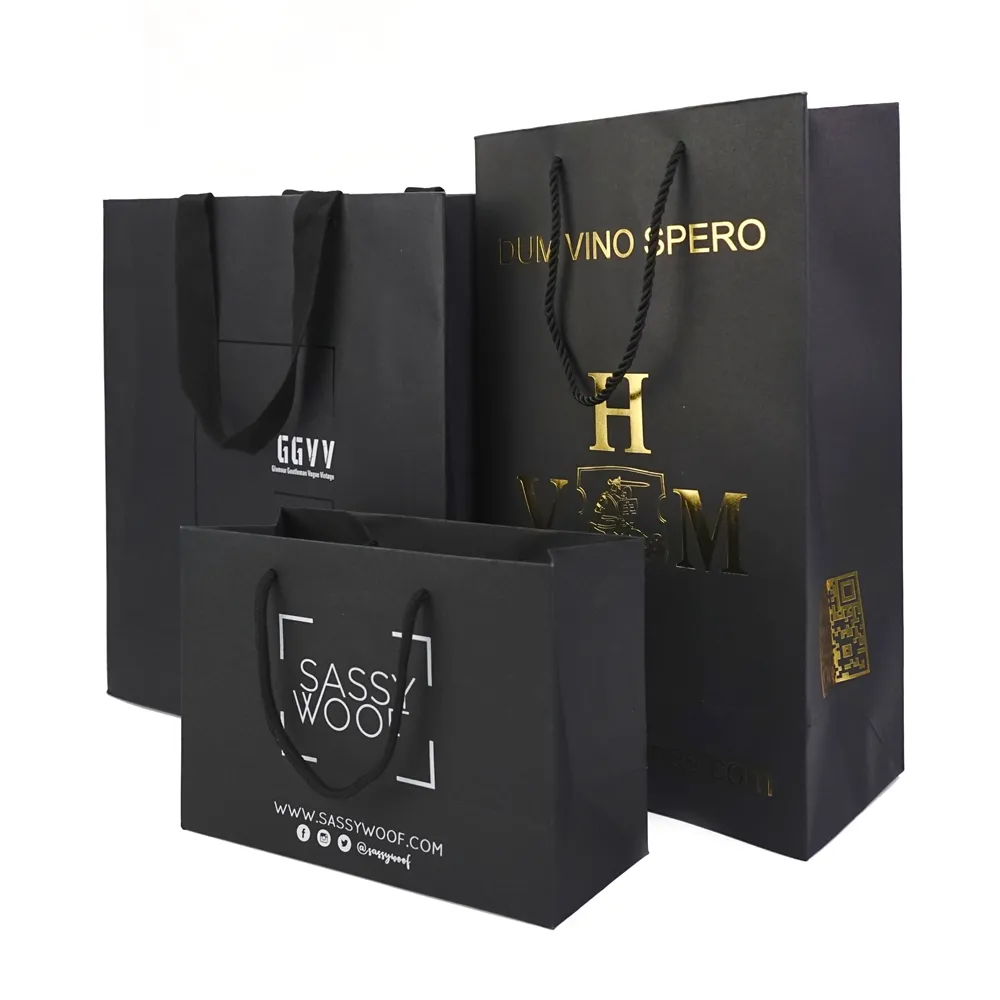 独自のロゴが付いたカスタムペーパーバッグを包装するための高品質のブラックマットペーパーショッピングバッグ