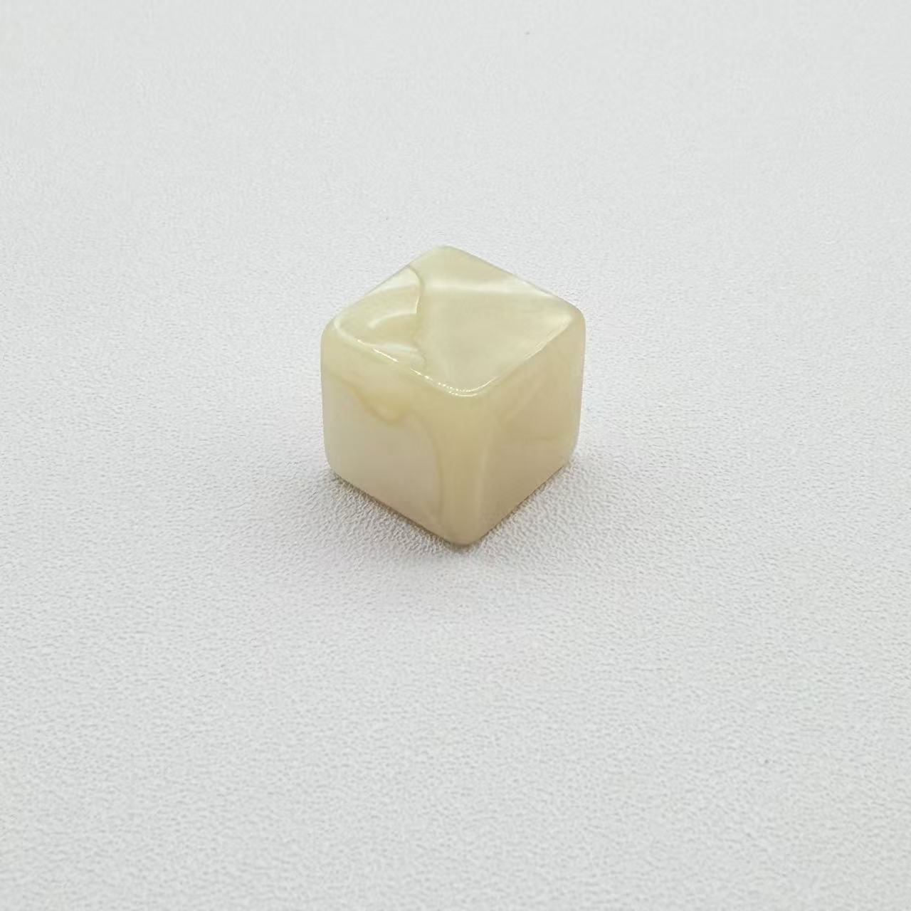 blanc laiteux à motifs de perles colorées