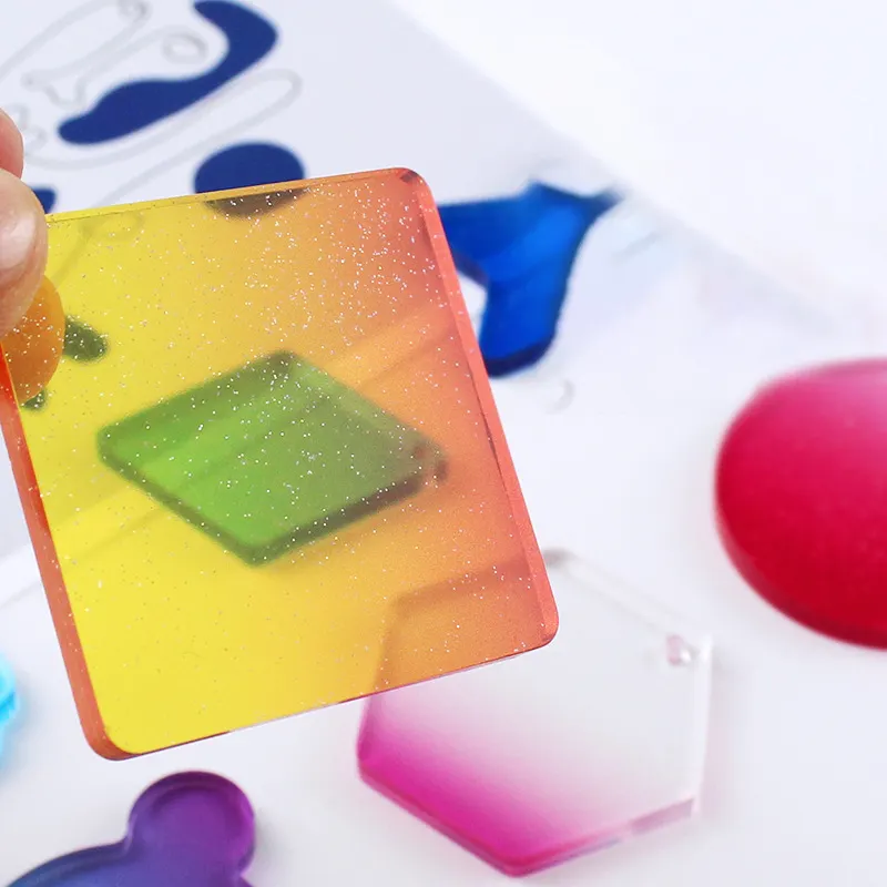 Colgantes de llavero acrílico de colores y formas personalizados de muestra gratis