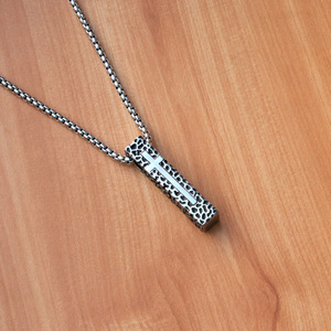 สร้อยคอสเตนเลสสตีลสำหรับผู้ชายลายหินย้อนยุคแบบส่วนตัวและเรียบง่าย - Product Image 2