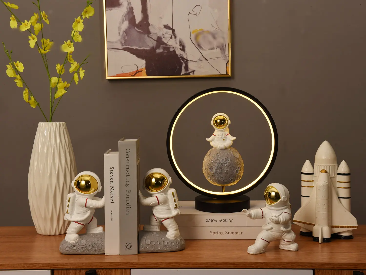 USB tak Led dekoratif oda ışıkları Yoga meditasyon reçine astronot heykeli Modern masa lambaları ev Deco