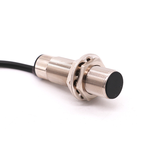 Sensor fotoeléctrico de voltaje analógico M18, distancia de detección de 10cm, 30VDC, 3 cables, reflexión difusa - Product Image 1