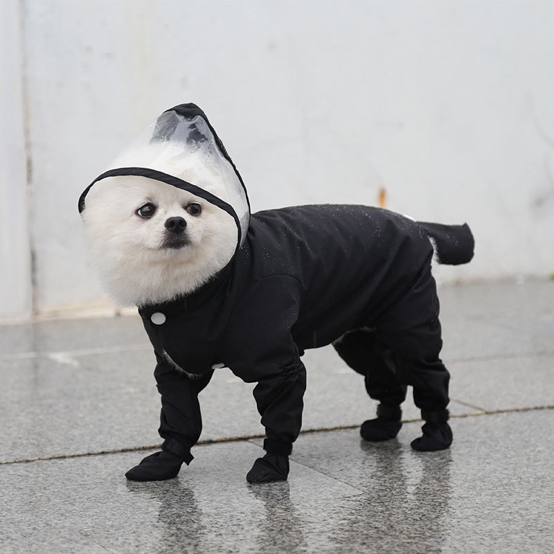 Impermeable negro de una sola pieza con cubrepiés.