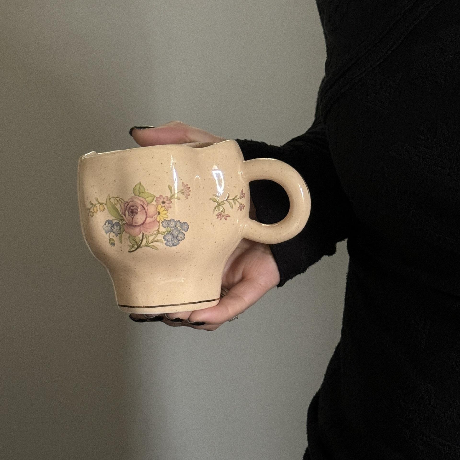 Milk tea-colored flowers