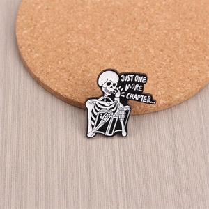 Cuốn sách đọc Bộ Xương Gothic màu đen và trắng Kỳ Quặc với 'chỉ một thêm'. Lý tưởng cho những người yêu thích phong cách mọt sách và Goth. - Product Image 3