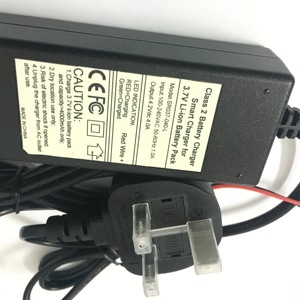 充電式バッテリーで複数のLEDライトを充電する1S 4.2V 4Aリチウムイオンバッテリー充電器 - Product Image 3