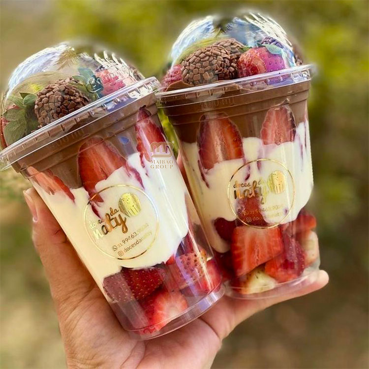 Gobelets en plastique avec couvercles