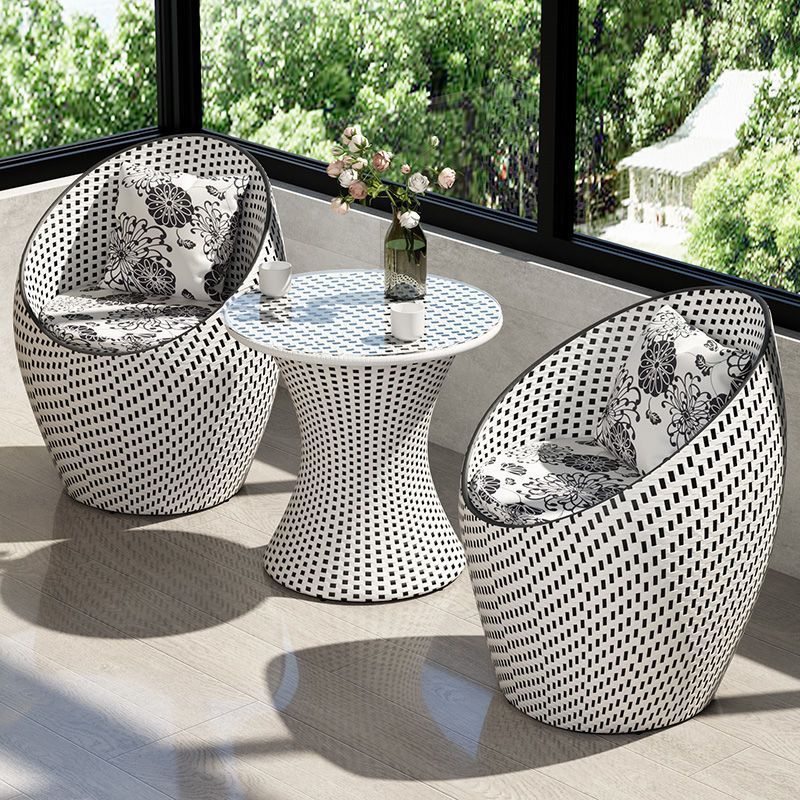 Une table et deux chaises (noir et blanc)