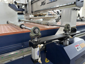 经济1.3*2.5m 3轴数控路由器3d数控木柜雕刻数控路由器 - Product Image 4