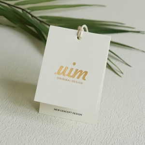 Etiqueta de ropa Logotipo impreso personalizado Etiqueta de papel doblada Etiquetas colgantes de ropa con cuerda elástica