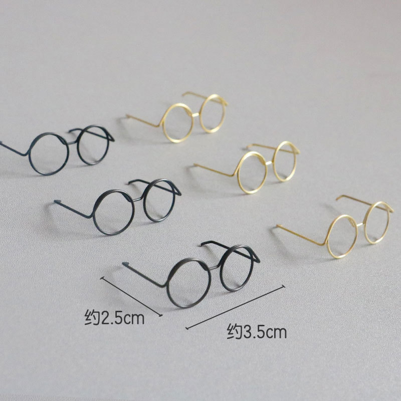 Montures de lunettes : 3 noires, 3 dorées
