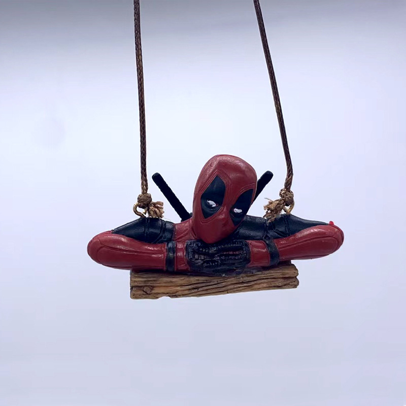 Deadpool acostado boca abajo