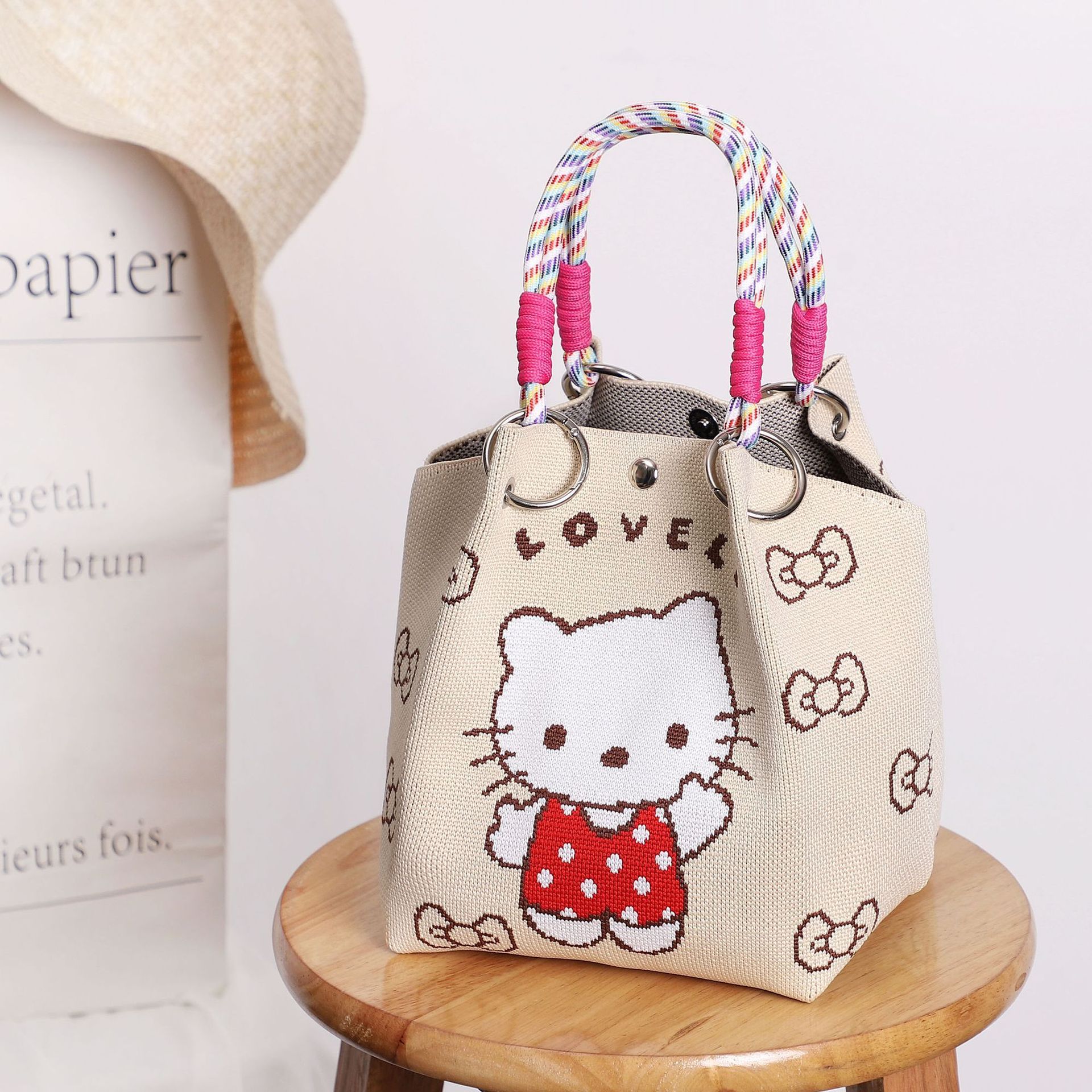 La boucle en anneau fait signe au chat