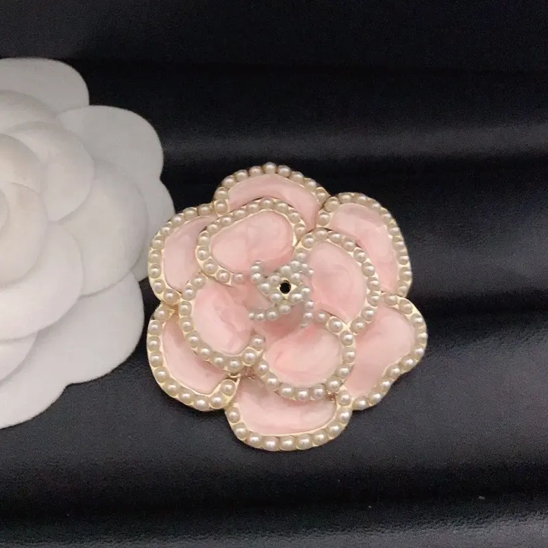 Wholesale Pearl Camellia Brooch Luxury Women Designer Flower Pin Brooch For Clothing Decoration