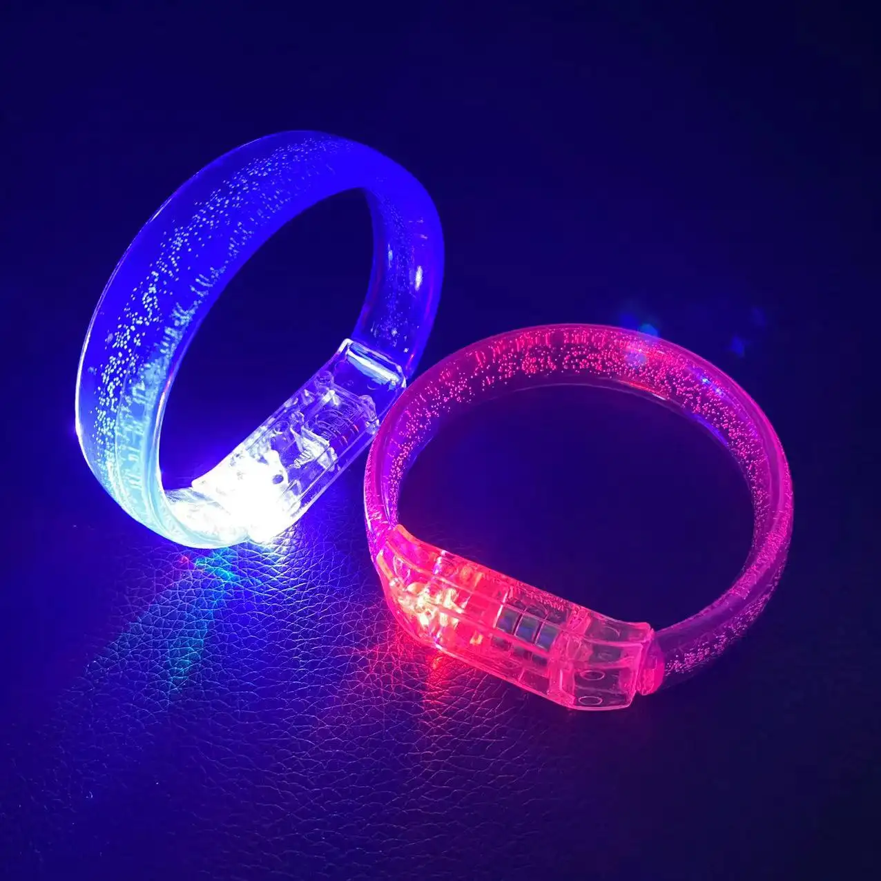 สายรัดข้อมือ LED กระพริบหลากสีสำหรับงานคอนเสิร์ตบาร์ปาร์ตี้