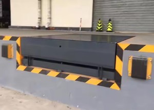 Truck <strong>Unloading</strong> Ramp Hydraulic Boarding Bridge Fixed <strong>Dock</strong> Ramp Hydraulic <strong>Dock</strong> <strong>Leveller</strong> for <strong>Loading</strong> and <strong>Unloading</strong>