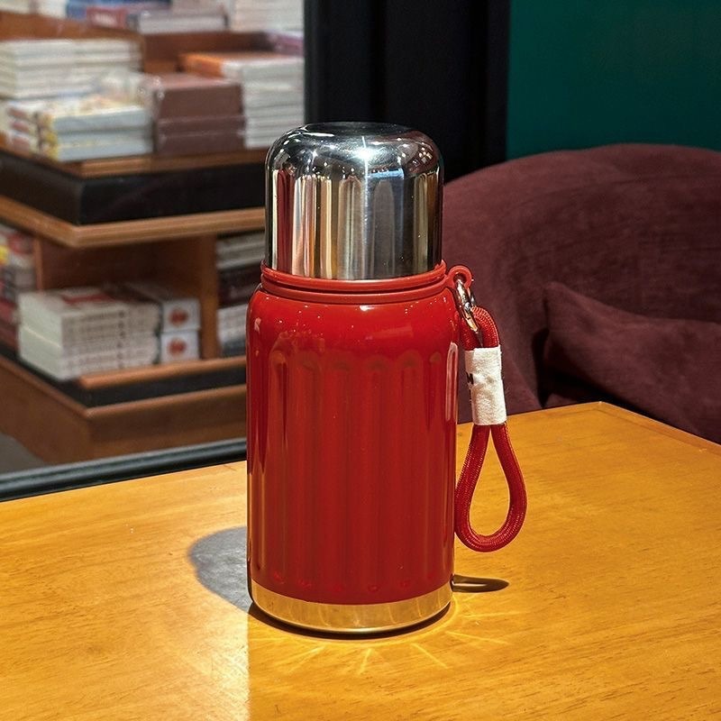 Caja de color roja de 450 ml con cuerda.