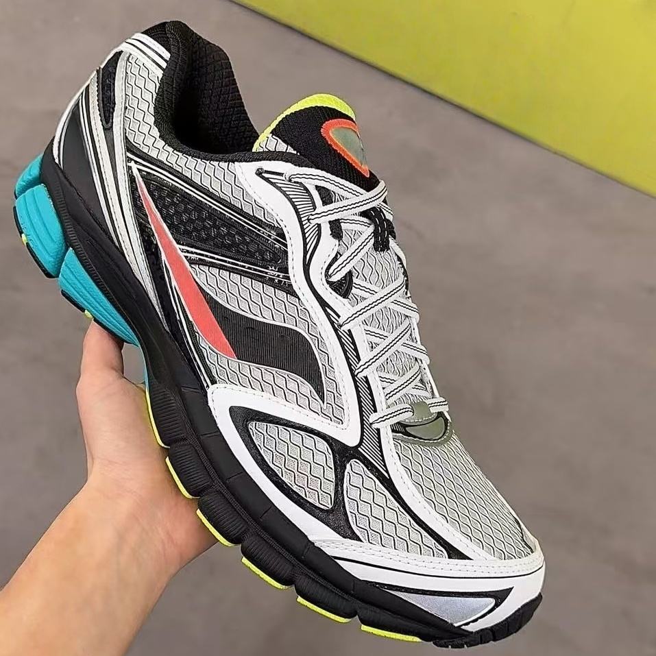 สีเงินและสีดำ