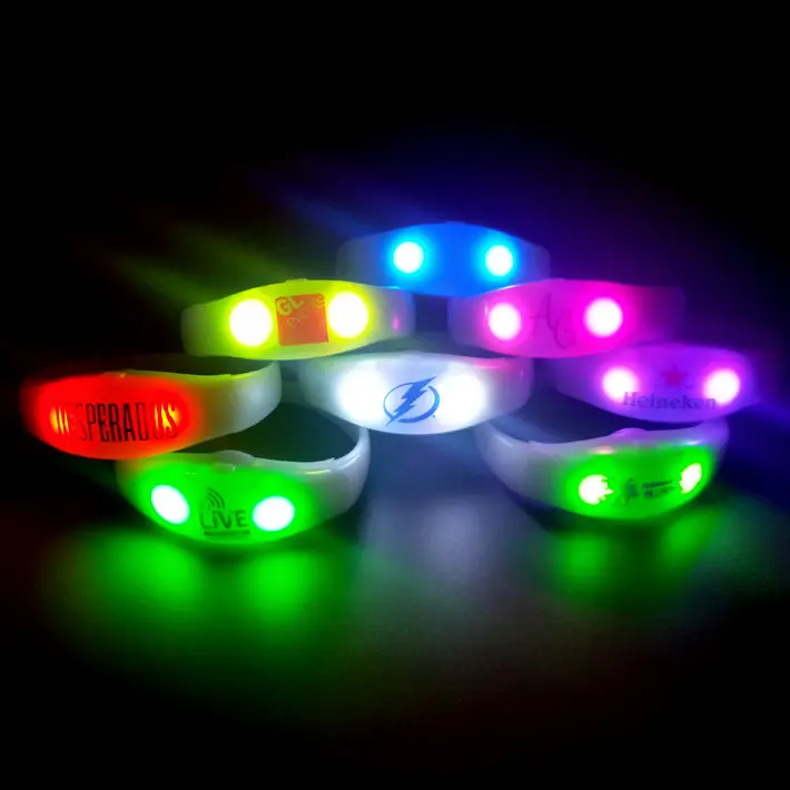 Kostenlose Probe Party Nachtclub Musik Sound LED Armband Bewegung blinkt Bunte Light Up Led Armband für Strand konzert Party