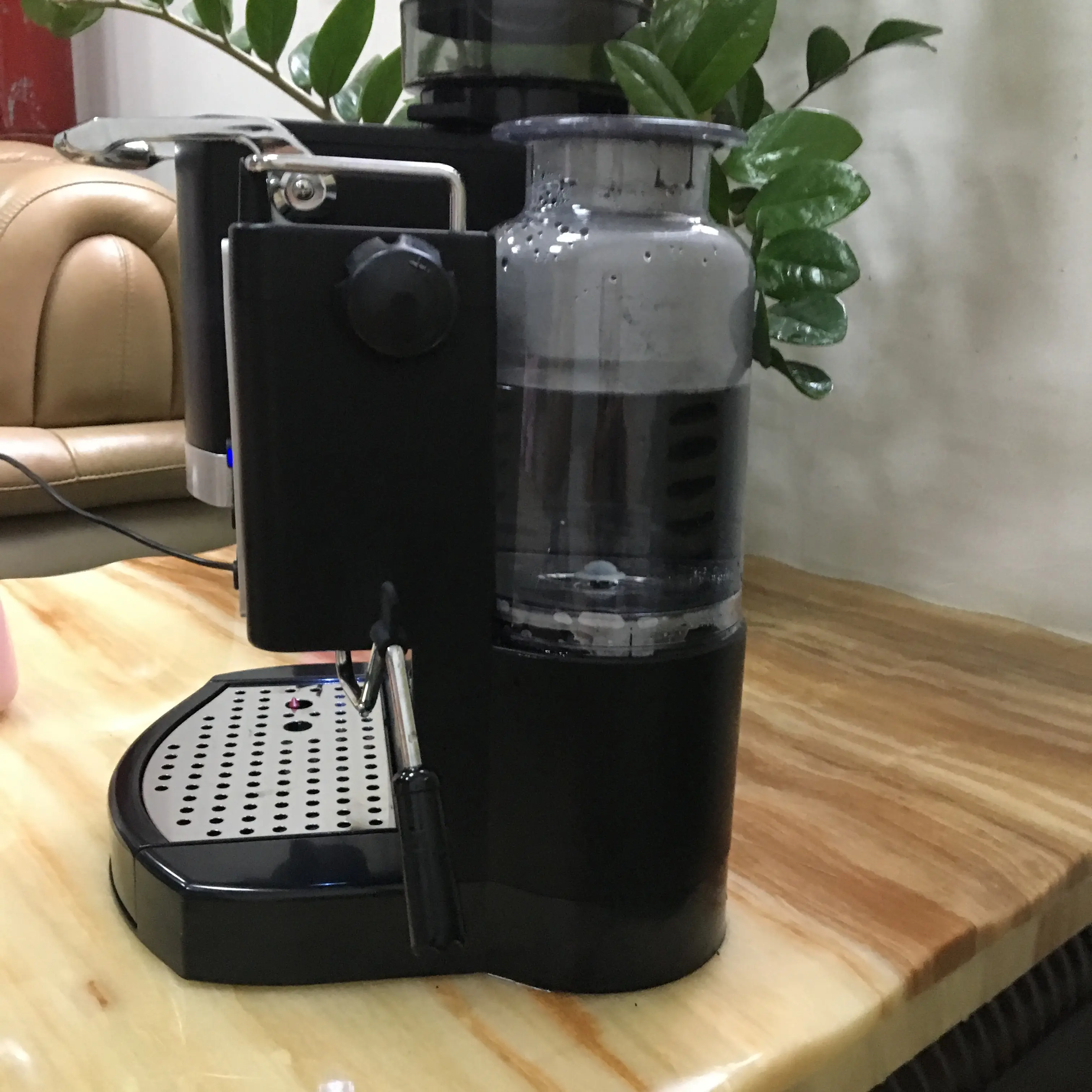 बुद्धिमान एक-टच वेंडिंग कॉफी मशीन के लिए एस्प्रेसो कॉफी लट्टे ect के साथ पूरी तरह से स्वचालित दूध झाग प्रणाली