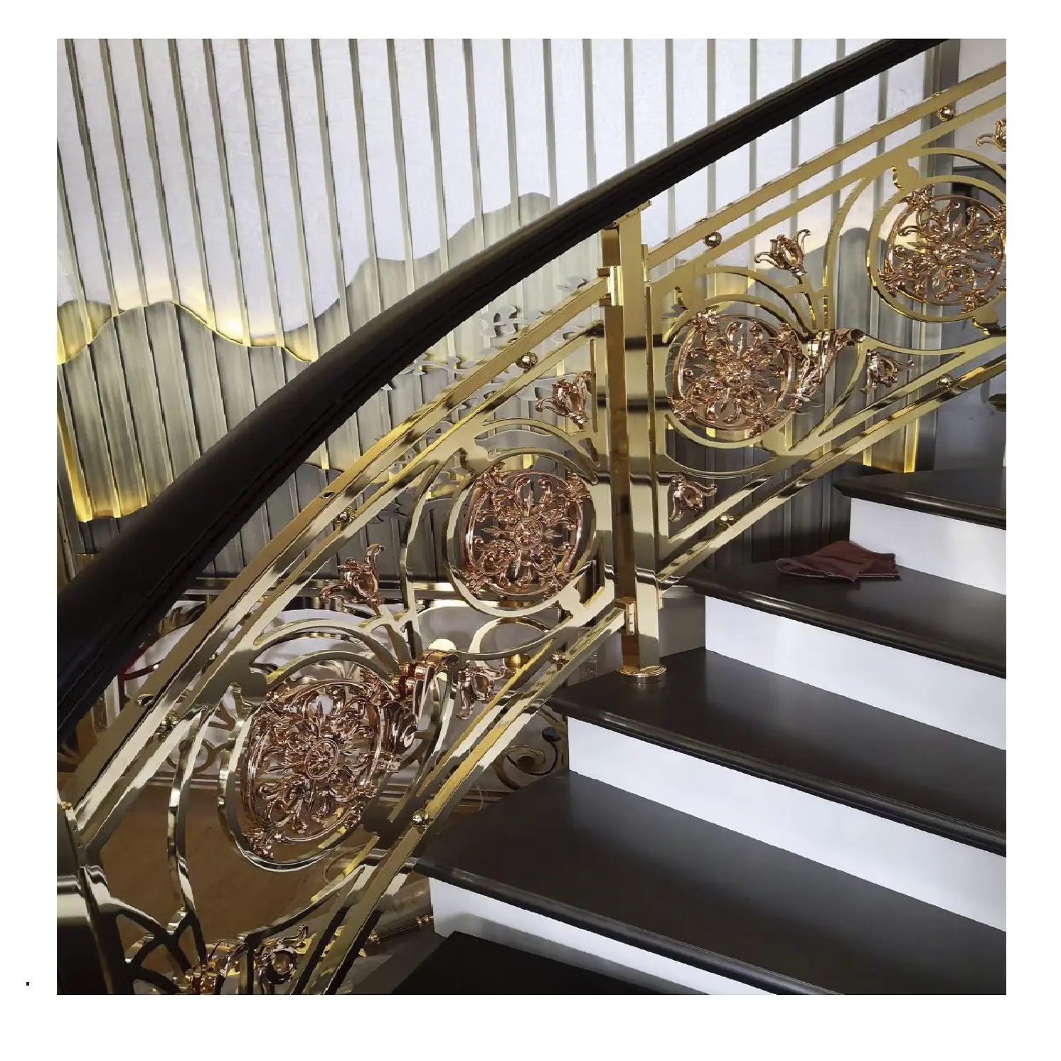 Taka cauda leve estilo de decoração de luxo de latão/alumínio balustrades para escada interior