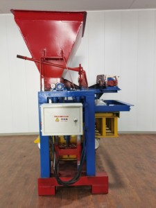 Máquina de fabricación de ladrillos de venta directa de fábrica. Moldes personalizados para producir ladrillos sólidos de cemento. Con tolva. Máquina para hacer bloques - Product Image 6