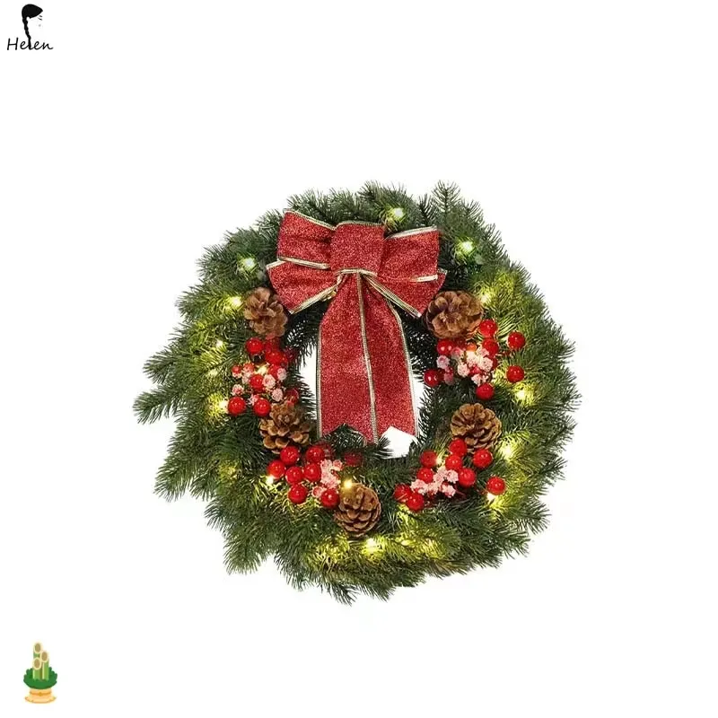 빨간 열매와 소나무 콘과 활로 장식 된 헬렌 크리스마스 화환은 크리스마스에 좋은 분위기를 만듭니다.