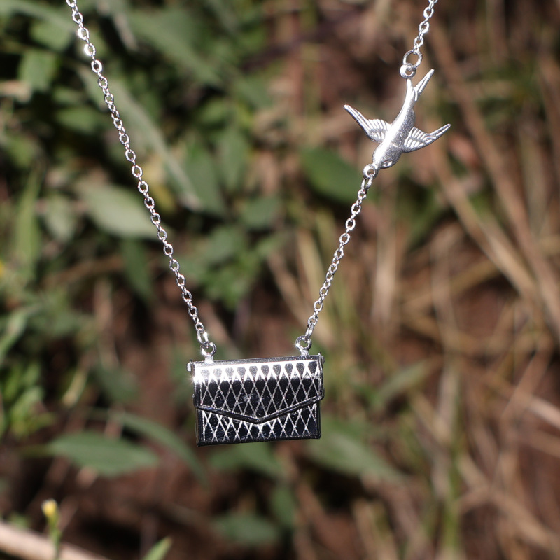 Collier de lettre d'amour de pigeon volant (acier)