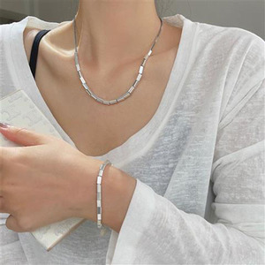 K-tarzı Ins soğuk tarzı küçük kare kolye Link zinciri ve geometrik desen ile kişiselleştirilmiş Retro klavikula zinciri - Product Image 3