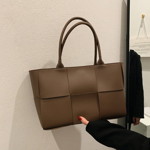 批发高档女包2025春季新款百搭编织大容量母婴单肩包 - Product Image 1
