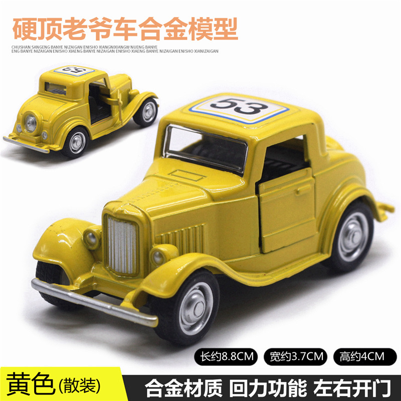 Voiture classique à toit rigide jaune