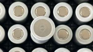 自動車の緊急始動電源にはオリジナルの高放電21700-JP40-4000mAh-3.7V 10Cが使用されています