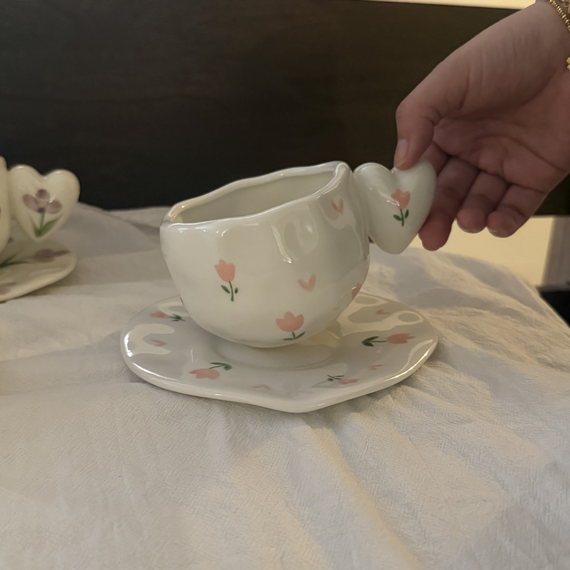 Taza floral rosa de 300 ml con plato de 16 cm.