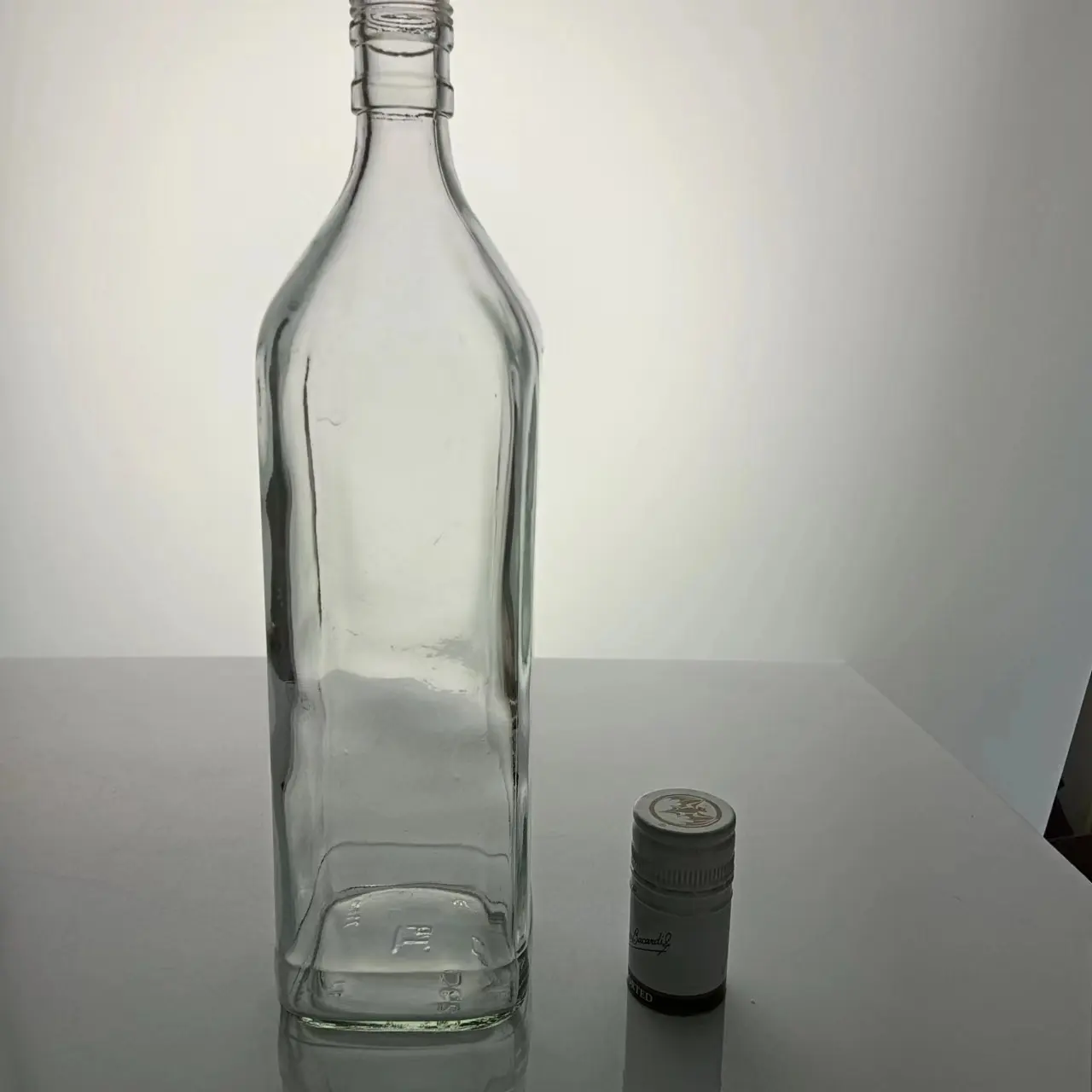 Commercio all'ingrosso personalizzato Flint trasparente rotondo classico vuoto Brandy Gin Rum Vodka