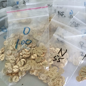 GPイニシャルディスクコネクタ中空彫刻ケース2穴大文字14Kゴールド充填パーマネントチャームコネクタ