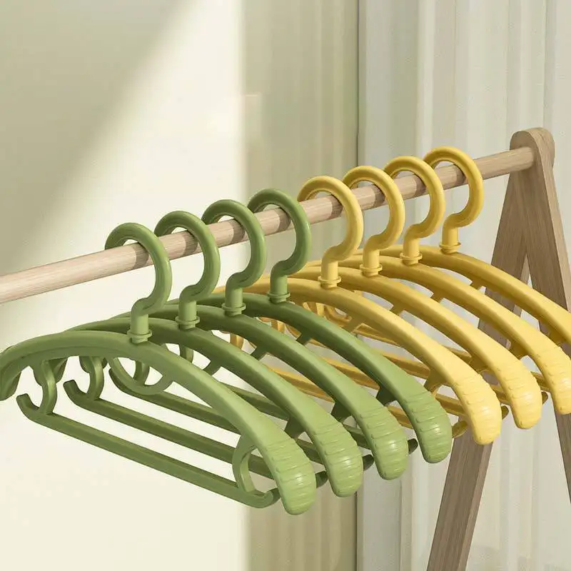 LEEKING Hot selling non slip plastic hanger multifunctional household wide shoulder clothes hangers