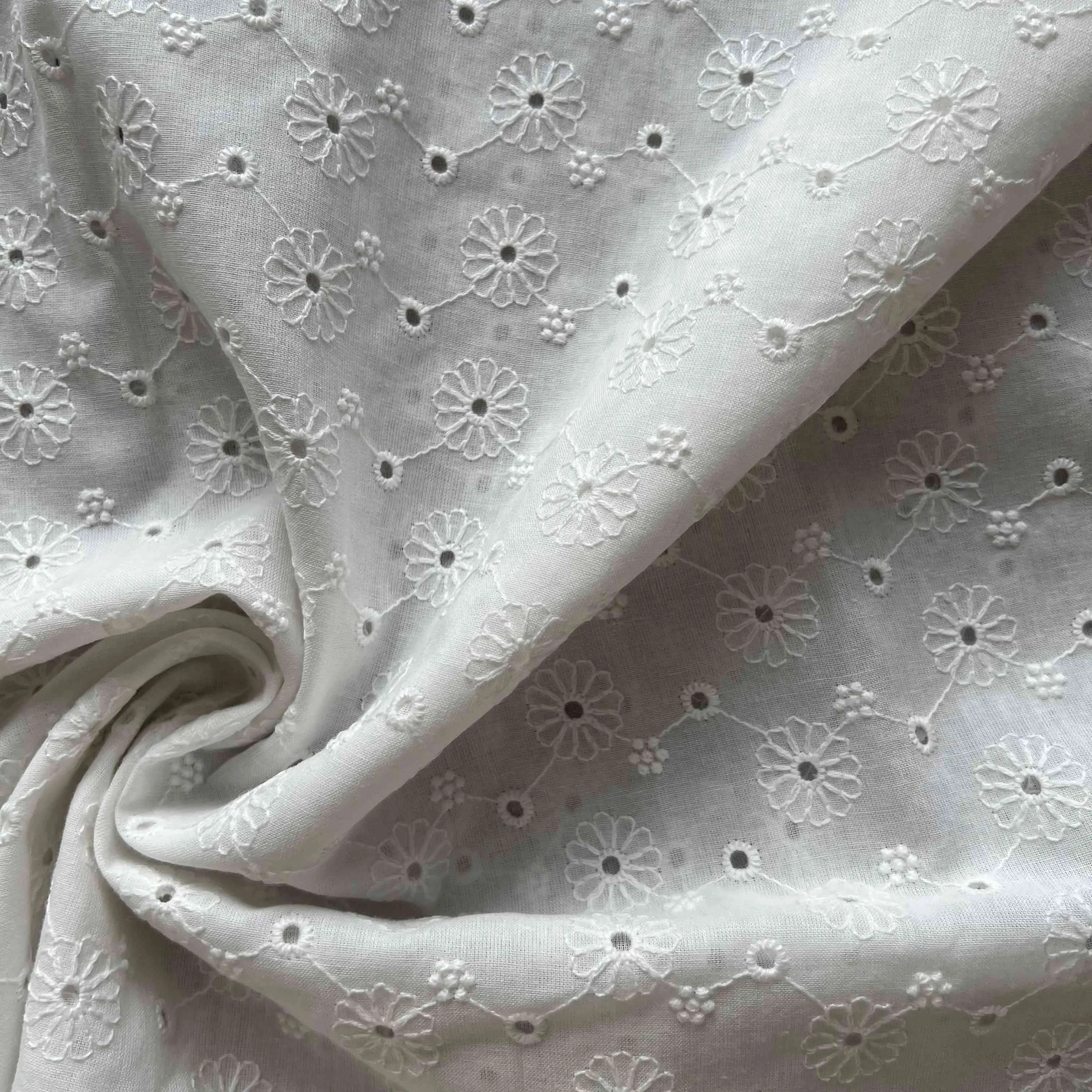 Tela de tul bordada con flores de encaje 3d para mujer, material de vestido calado con patrón personalizado de algodón para ropa