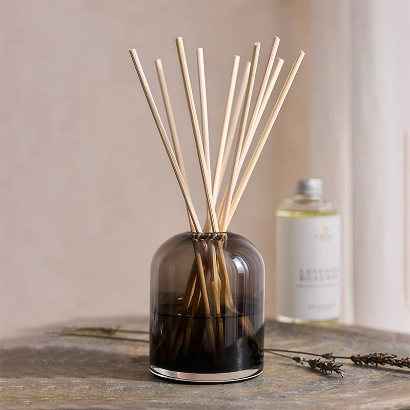 Difusor de varillas de madera en frasco negro