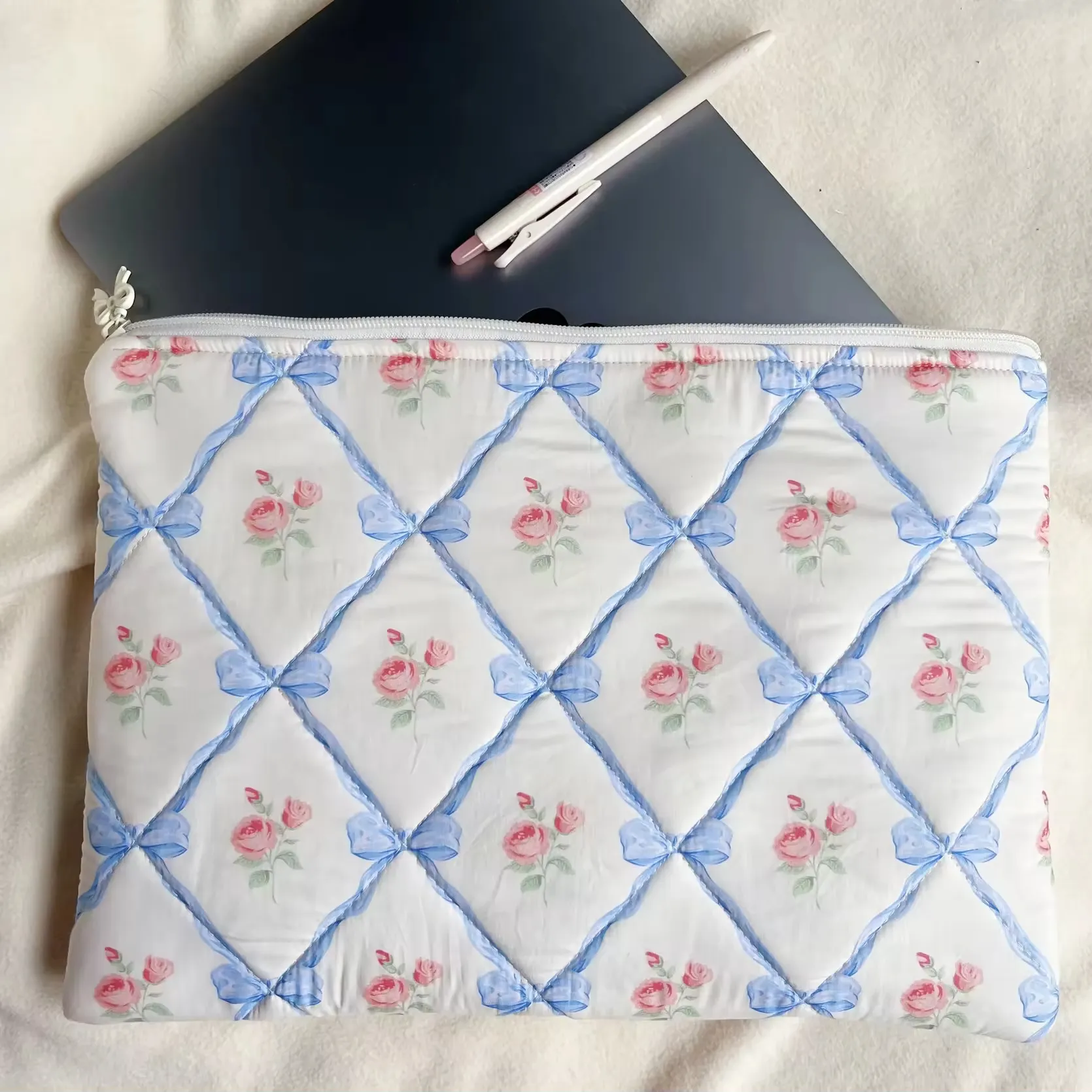 Étui de protection pour tablette d'ordinateur portable en coton matelassé bleu et floral avec logo de taille personnalisée