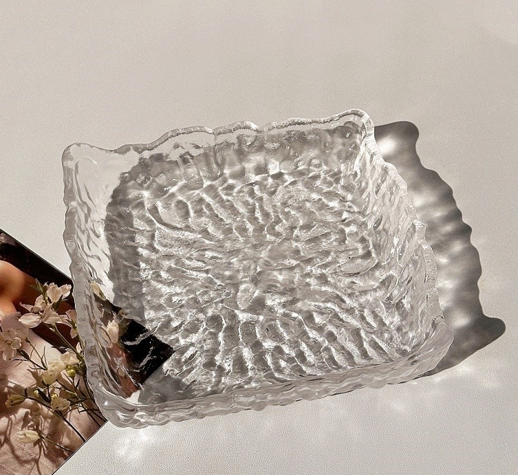 Assiette carrée coeur de glace transparente