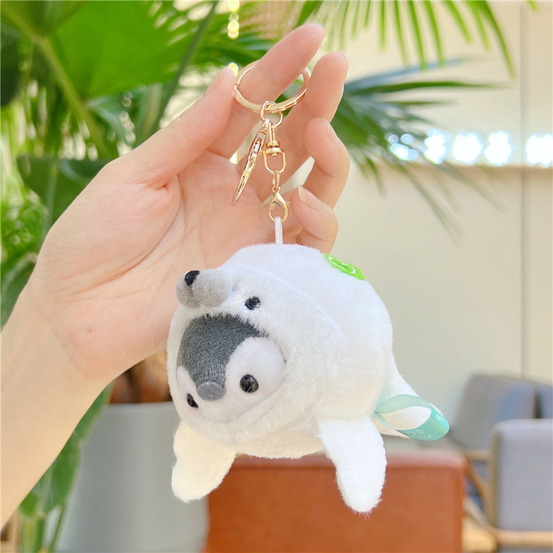Pingüino delfín blanco con hebilla dorada