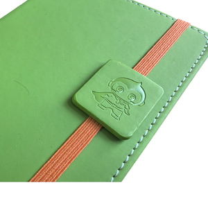 A6 cuaderno personalizado PU etiqueta raya logo relieve Cmyk impresión página interior banda elástica cuaderno para promoción regalo corporativo