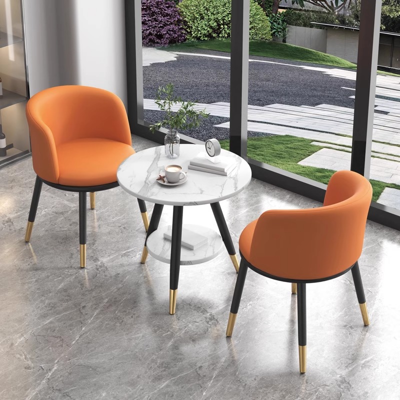Silla con patas de tela negra y dorada, una silla naranja