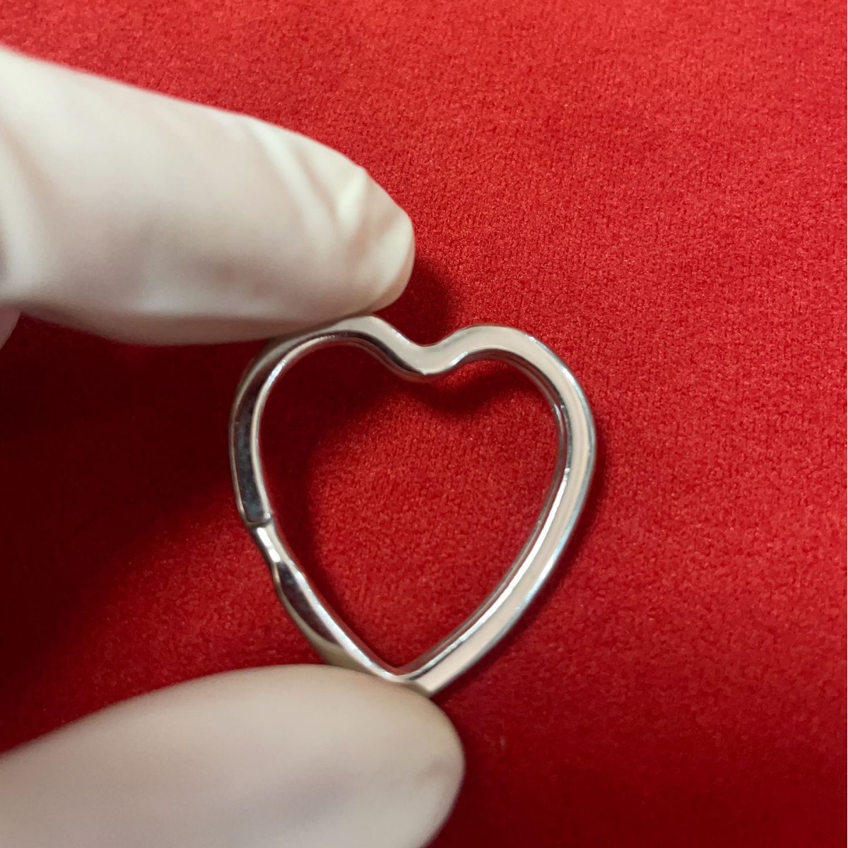 El anillo en forma de corazón mide 31 cm de largo y 31 cm de ancho.