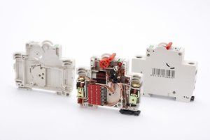 Disyuntores en miniatura L7 Premium 7.5kA Alta capacidad de ruptura Confiable Larga vida útil Protección contra cortocircuitos Aleación de cobre - Product Image 5