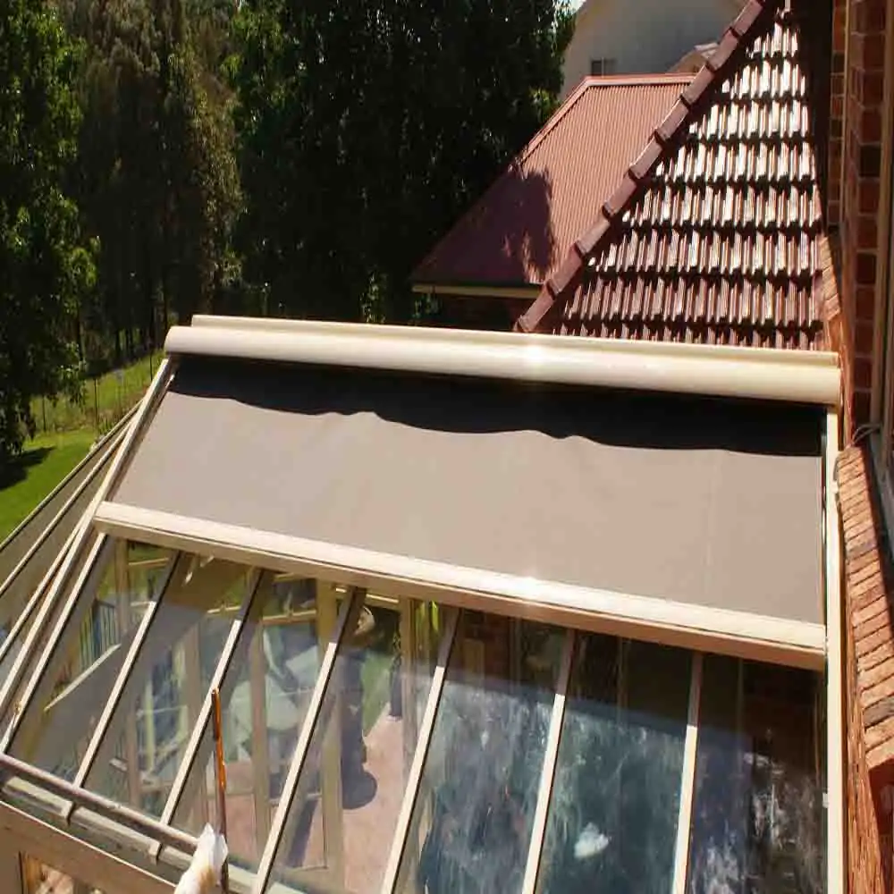 Toldo retrátil anti uv de alumínio do teto, toldo coberto da proteção solar de alumínio do telhado motorizado