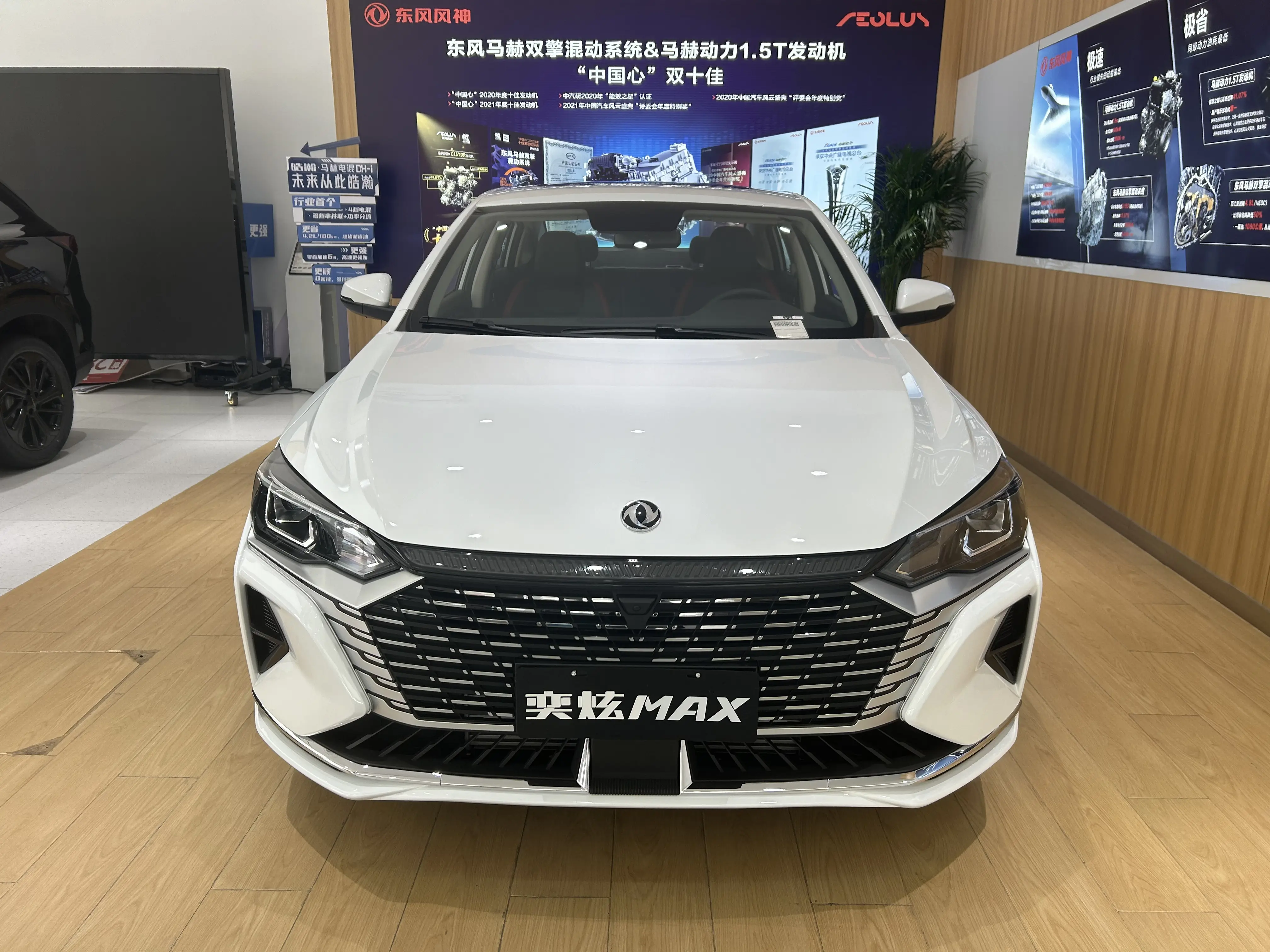 Dongfeng Aeolus Yixuan Max 2024 pintu, mobil bekas Sedan 5 kursi kendaraan bensin China murah baru 1,5 l otomatis 145KW 4 kamera LED