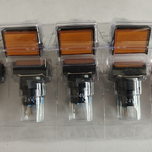 AL6-A interruttore a pulsante a scatto da 16mm con pulsante quadrato lampada a LED rosso/verde/giallo - Product Image 1