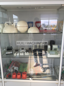 Máquina de moldeo por inyección para parachoques de coche