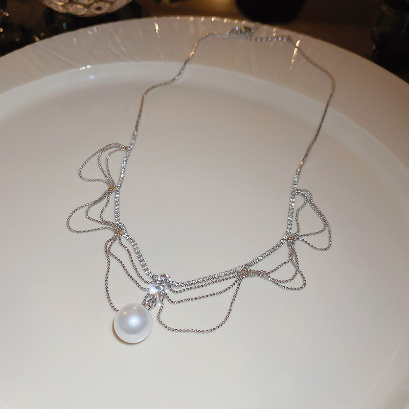 30diamond-embellished bead chain pearl pendant necklace